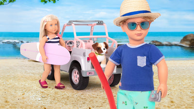Muñeco con muñeca haciendo surf  en la playa con cachorro de juguete